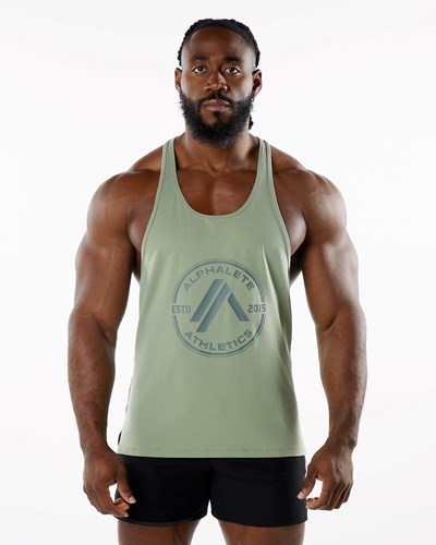 Alphalete Fitted Performance Stringer Sage | QGMTWS827