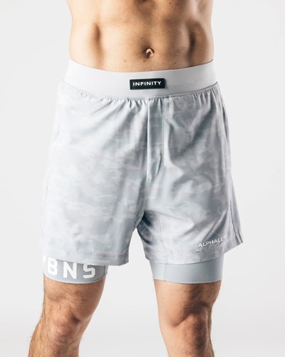 Alphalete Forro Woven 4-Way Stretch 5" Corta Plateadas | FBTKMP906